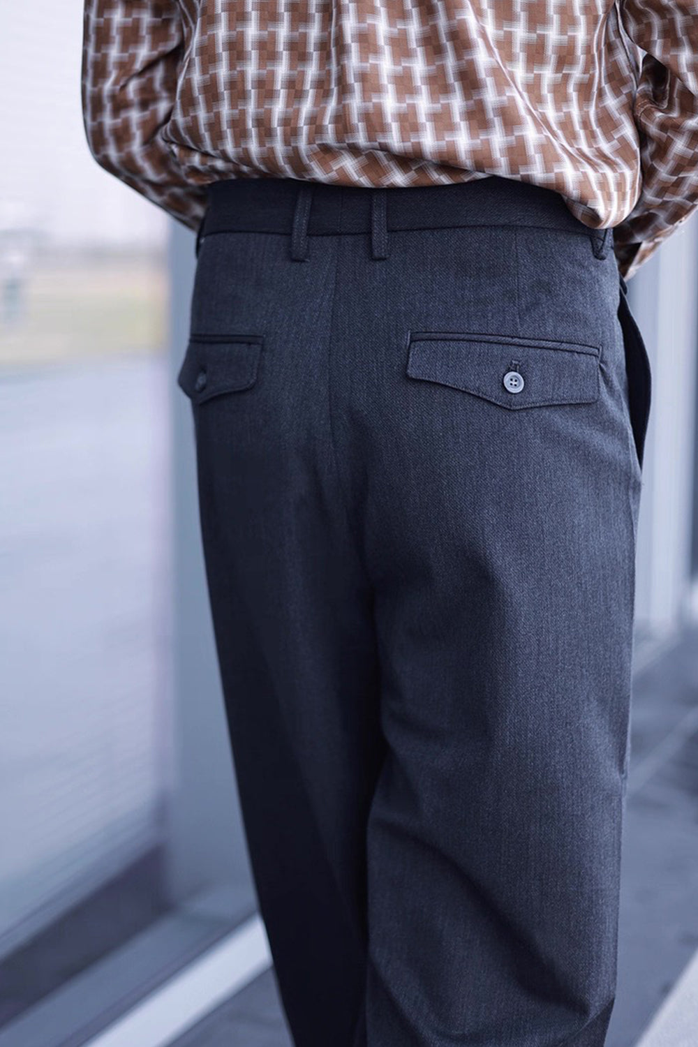 High-Quality Straight-Leg Trousers with No Hem Stitching Design