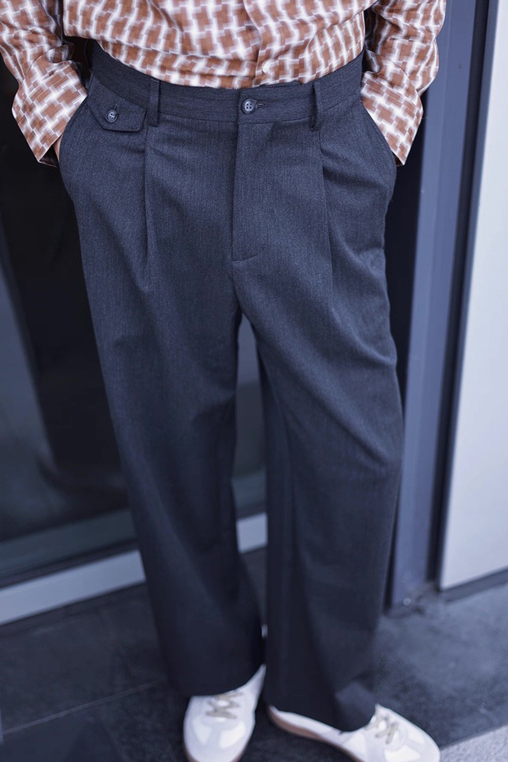 High-Quality Straight-Leg Trousers with No Hem Stitching Design